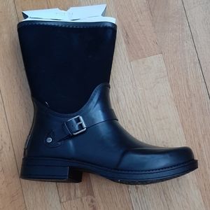 Ugg Sivada waterproof boots size 9. New with box!